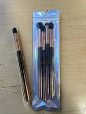 HIPDOT  4 Piece Cosmetic Brush Set + 1 free Shading Brush