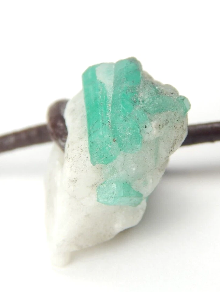 Esmeralda Colombiana Berilo Mineral Crudo con Cristales Cuero de Vaca Mina Muzo Foto 3 de 4