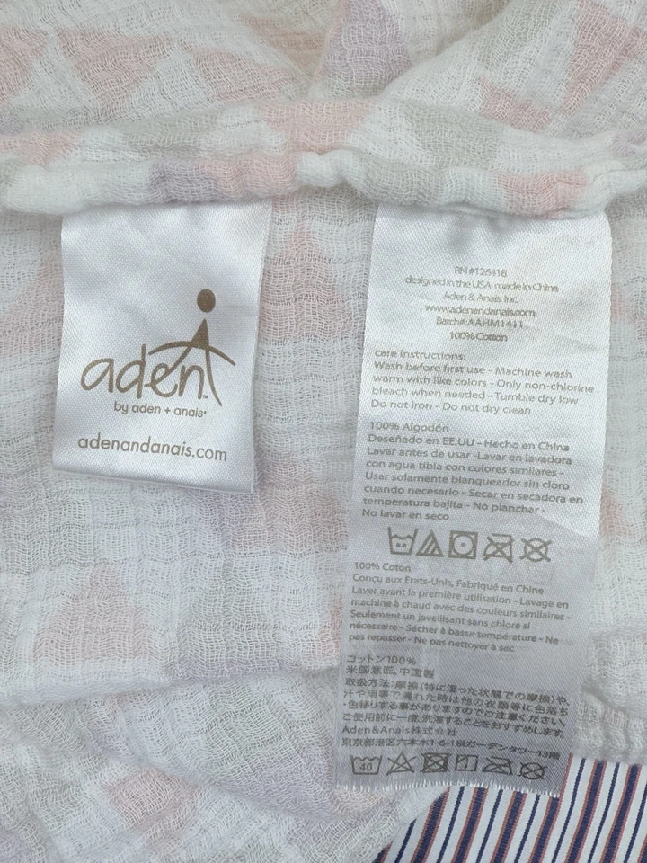 Manta bebé Aden + Anais triángulos rosa blanco gris Lovey muselina envoltura 44"x44" Foto 3 de 3