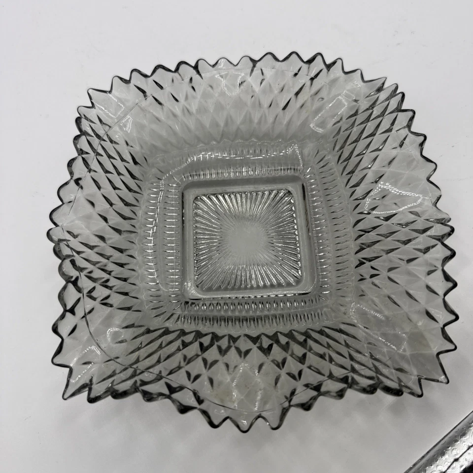 ​Plato cuadrado de vidrio Indiana gris humo borde con volantes corte diamante  Foto 2 de 3