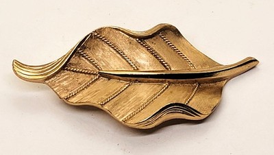 Vintage Signiert TRIFARI Krone Goldfarbene Strukturierte Blatt Form Pin Brosche