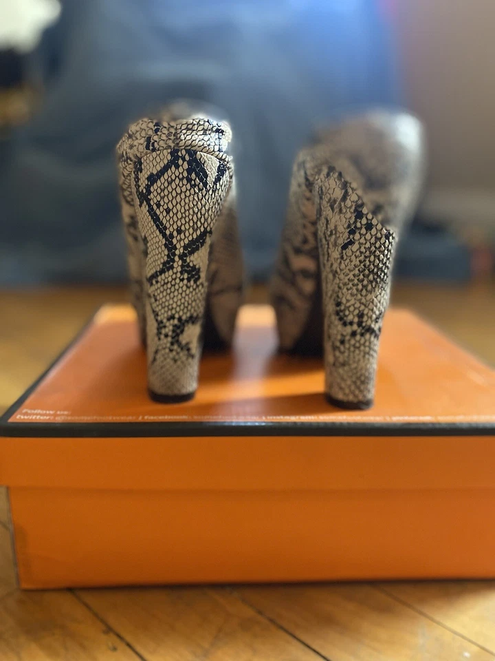Tacones de cuña piel de serpiente talla 7,5 Foto 4 de 4
