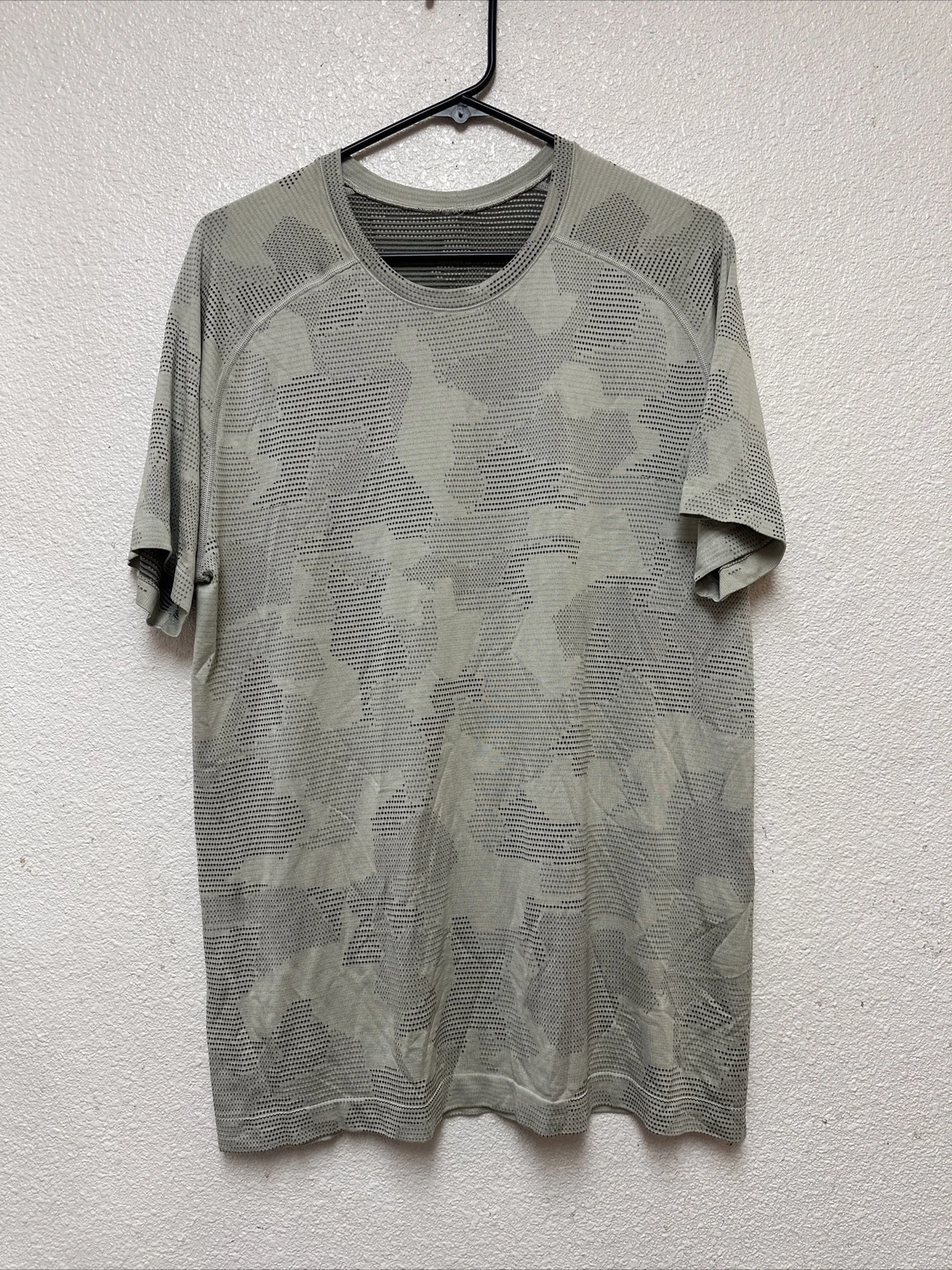 Lululemon Men's Gray Camo Short Sleeve Metal Vent Tech T-Shirt Sz L