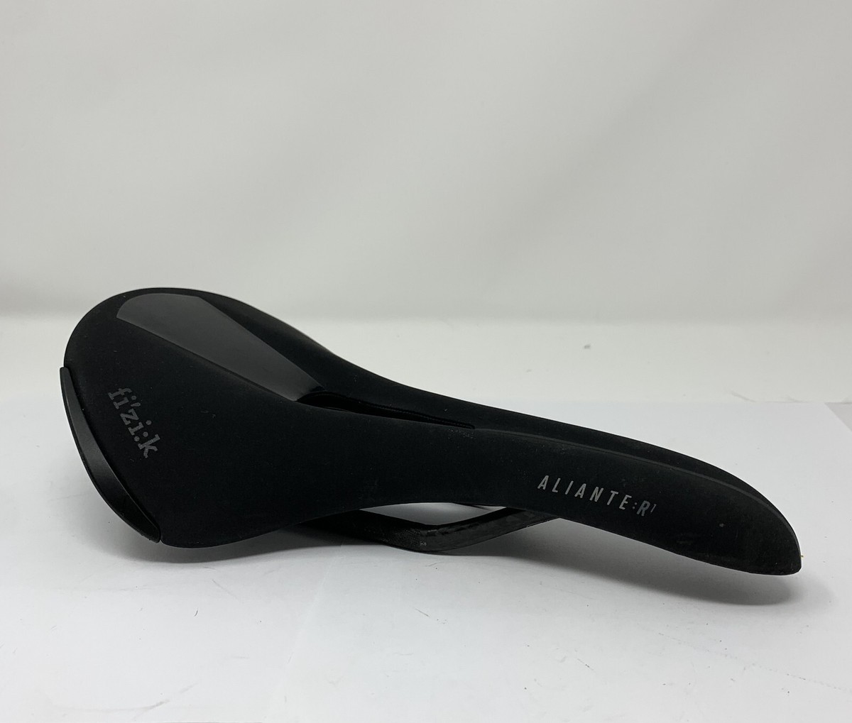 Fizik Aliante R1 Open Size Large Carbon Braided Saddle