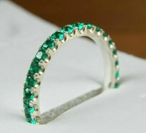 Alianza de diamantes esmeraldas naturales de corte redondo de 1,50 quilates de oro blanco de 14 quilates talla 8,5 Foto 3 de 4