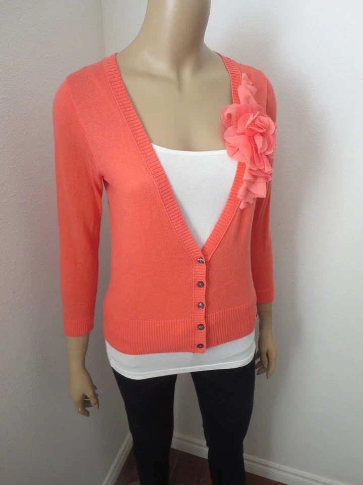 NWT Hollister V-Neck Cardigan Sweater Size Medium Coral Flower Embellished Foto 4 de 4
