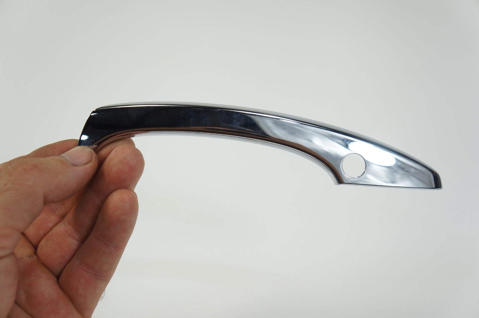 2017-2020 BENTLEY BENTAYGA RIGHT LOWER CHROME DOOR HANDLE MOLDING
