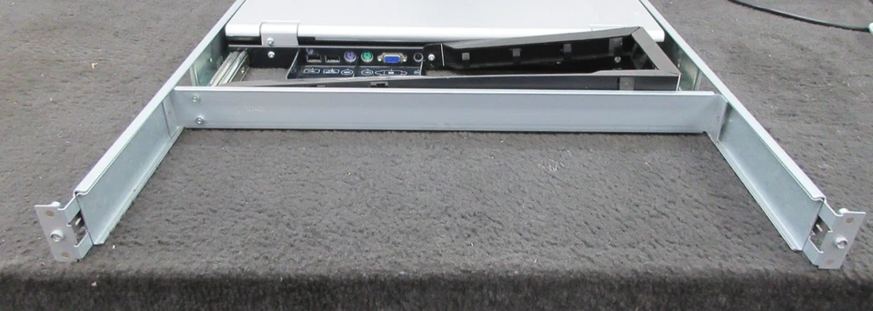 HP TFT7600RKM AG052A 17" LCD Monitor Console W/ Wires - Image 4 of 4