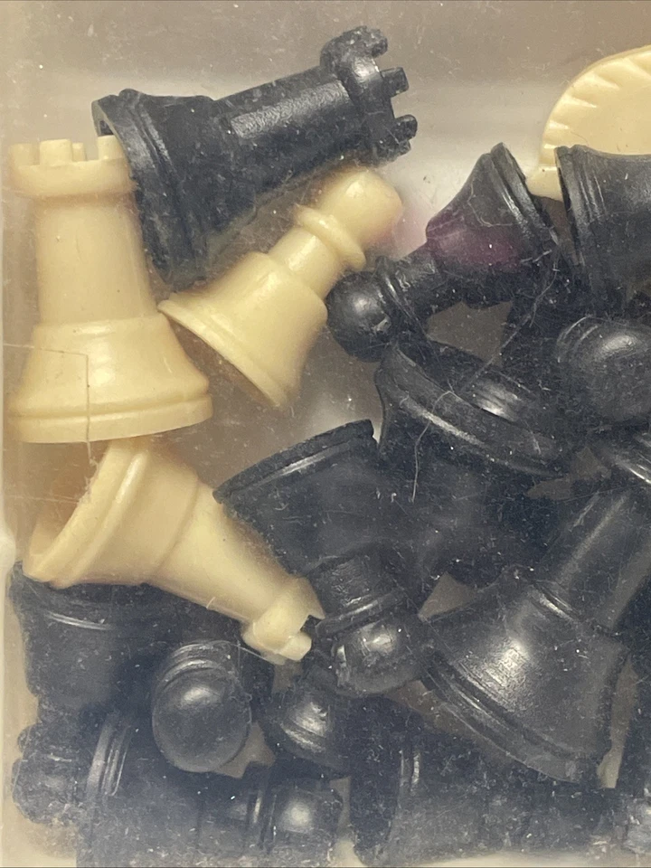 Mini piezas de ajedrez de plástico de repuesto negro/blanco roto 32 piezas *NUEVO EN PLÁSTICO Foto 2 de 4