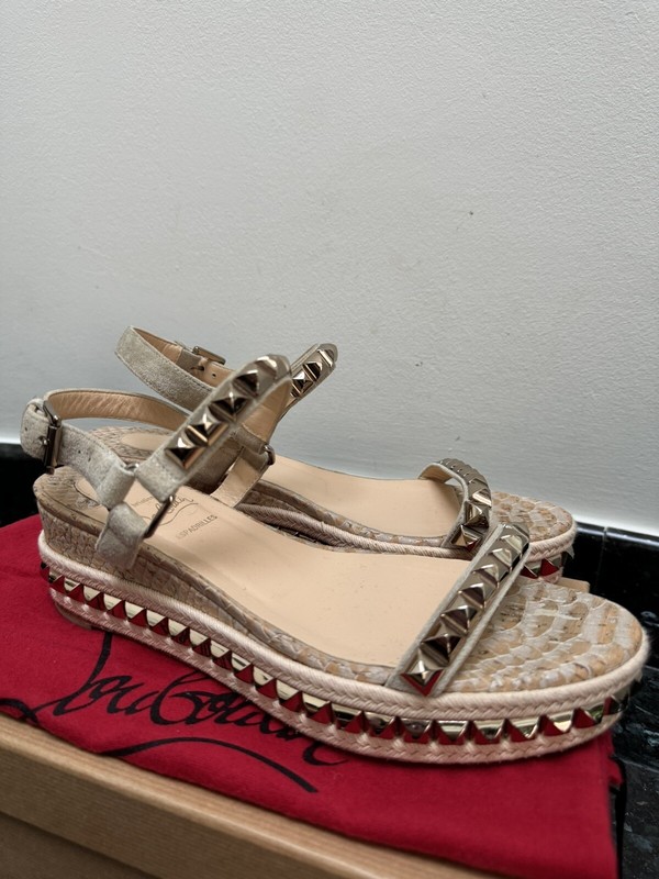 CHRISTIAN LOUBOUTIN CATACLOU 60  BEIGE LOW PLATFORM SANDALS GOLD STUDS SIZE 39