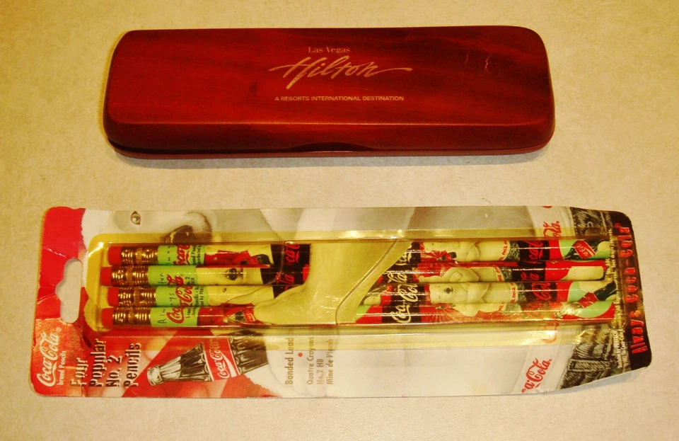 Bolígrafo de colección HILTON Las Vegas + estuche de madera abrecartas + lápices Coca Cola Foto 2 de 4