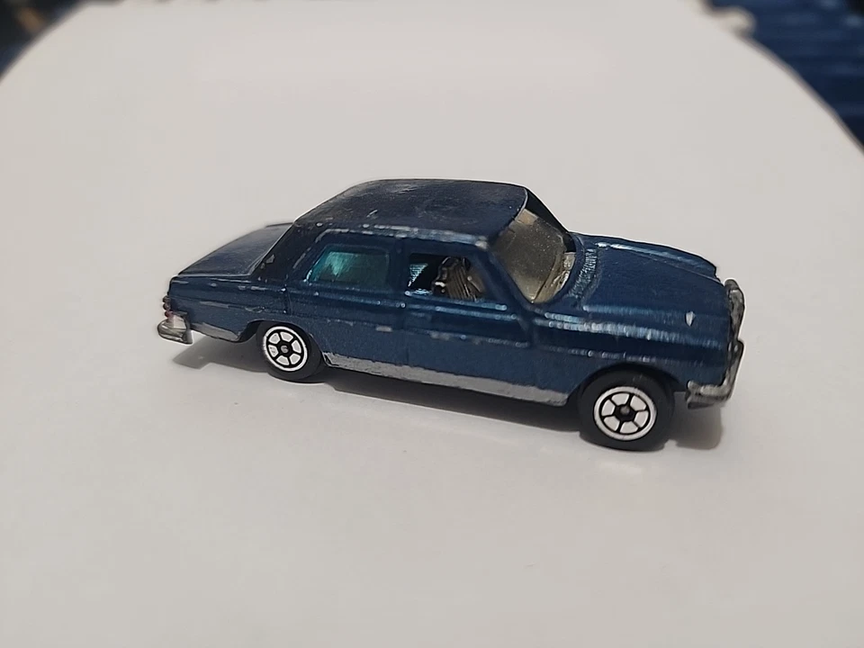 De colección Verano Raro Azul Mercedes-Benz 240 D Sedán #S688 1:64 Algo Dañado Foto 3 de 4