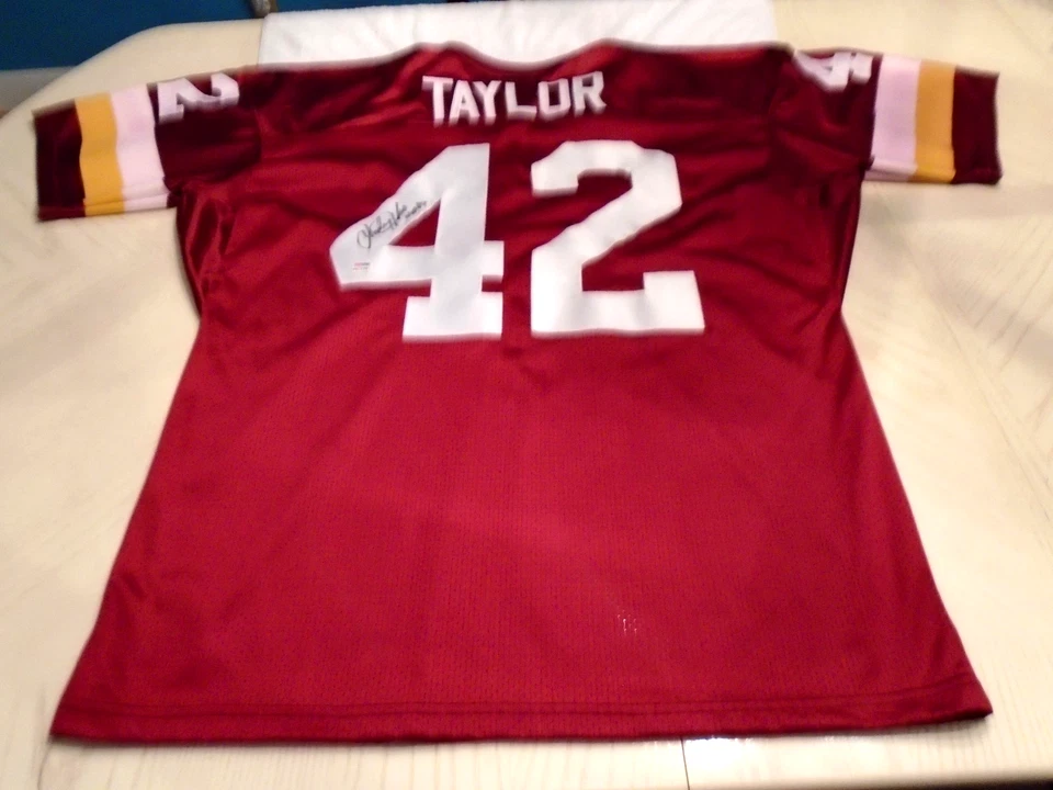 Футболка с автографом Чарли Тейлора из Washington Redskins с сертификатом PSA #B41038 - Изображение 3 из 4