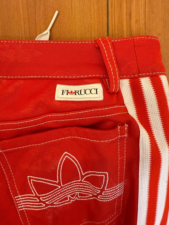 Calça ADIDAS ORIGINALS X FIORUCCI Y2K vermelha/anjo estampa em relevo, zíper pista pequena - Imagem 4 de 4