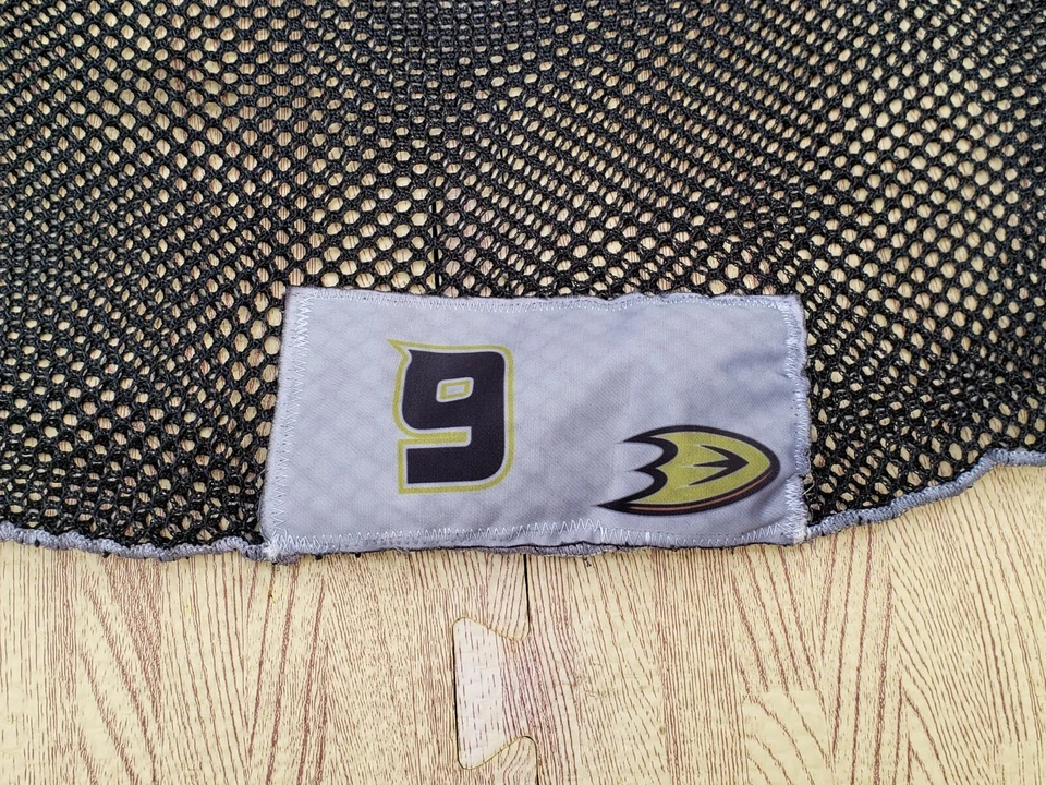 Bolsa de lavandería emitida por el equipo de Bobby Ryan Anaheim Ducks #9 NHL Pro Stock hockey Foto 3 de 4
