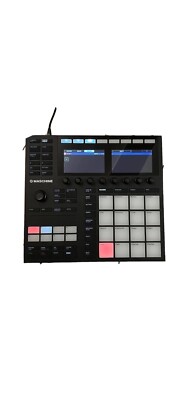 Native Instruments MK3 Bedienoberfläche MASCHINEINEMK3 mit Kabeln zum Anschluss an Comp