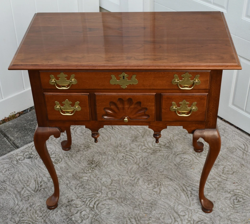 Lowboy estilo reina Ana caoba del consejo vintage Foto 4 de 4