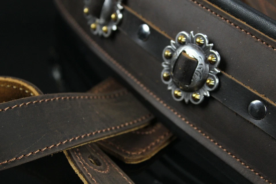 Ремешок для бас-гитары Iconic CUSTOM SHOP Conchos 3,25 дюйма коричневый кожаный с подкладкой No1 - Изображение 4 из 4