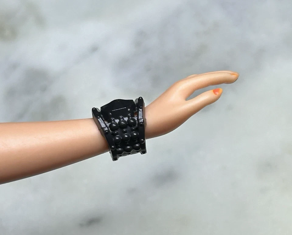 *Барби* ювелирный аксессуар: черный браслет-манжета с заклепками - Изображение 3 из 4