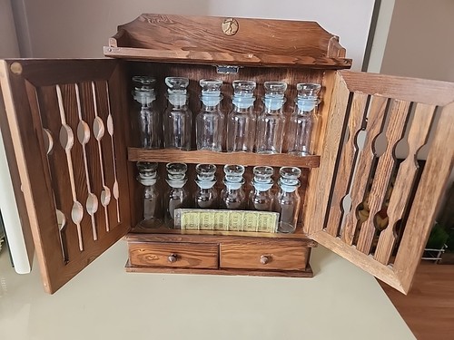 1970s VTG Wooden Spice Rack with 12 Glass Bottles Rustic Kitchen Wall Hanging - Picture 15 of 16