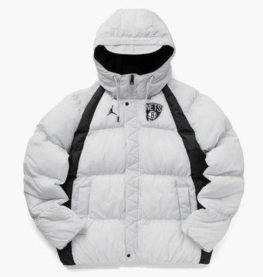 Nike Jordan Herren Brooklyn Nets Puffer Jacket / Light Grey Black / UVP 230£