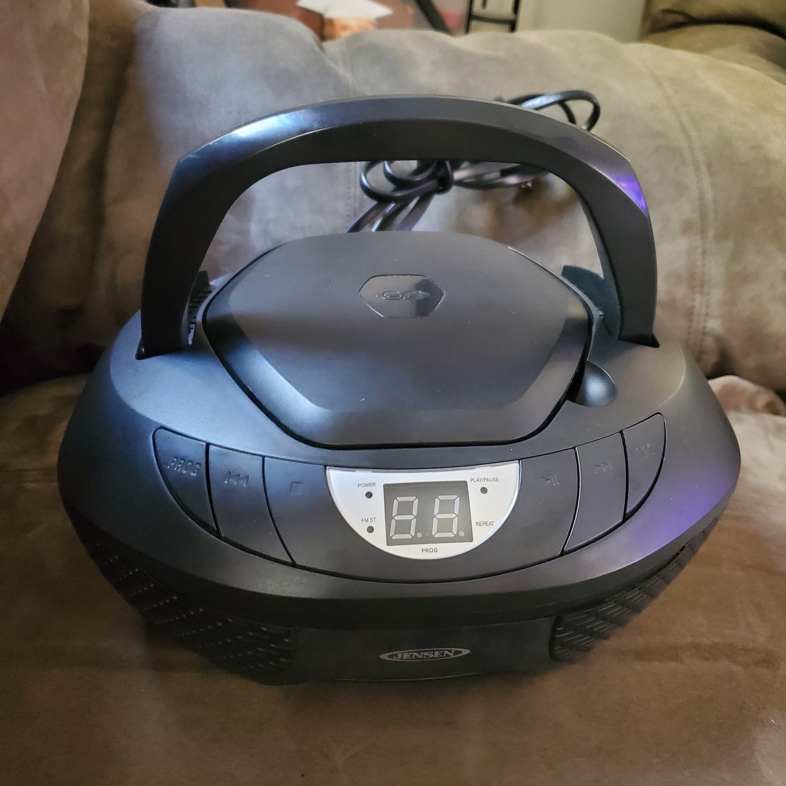 Jensen Model CD-475 Portable CD Player with AM/FM Stereo Rad
