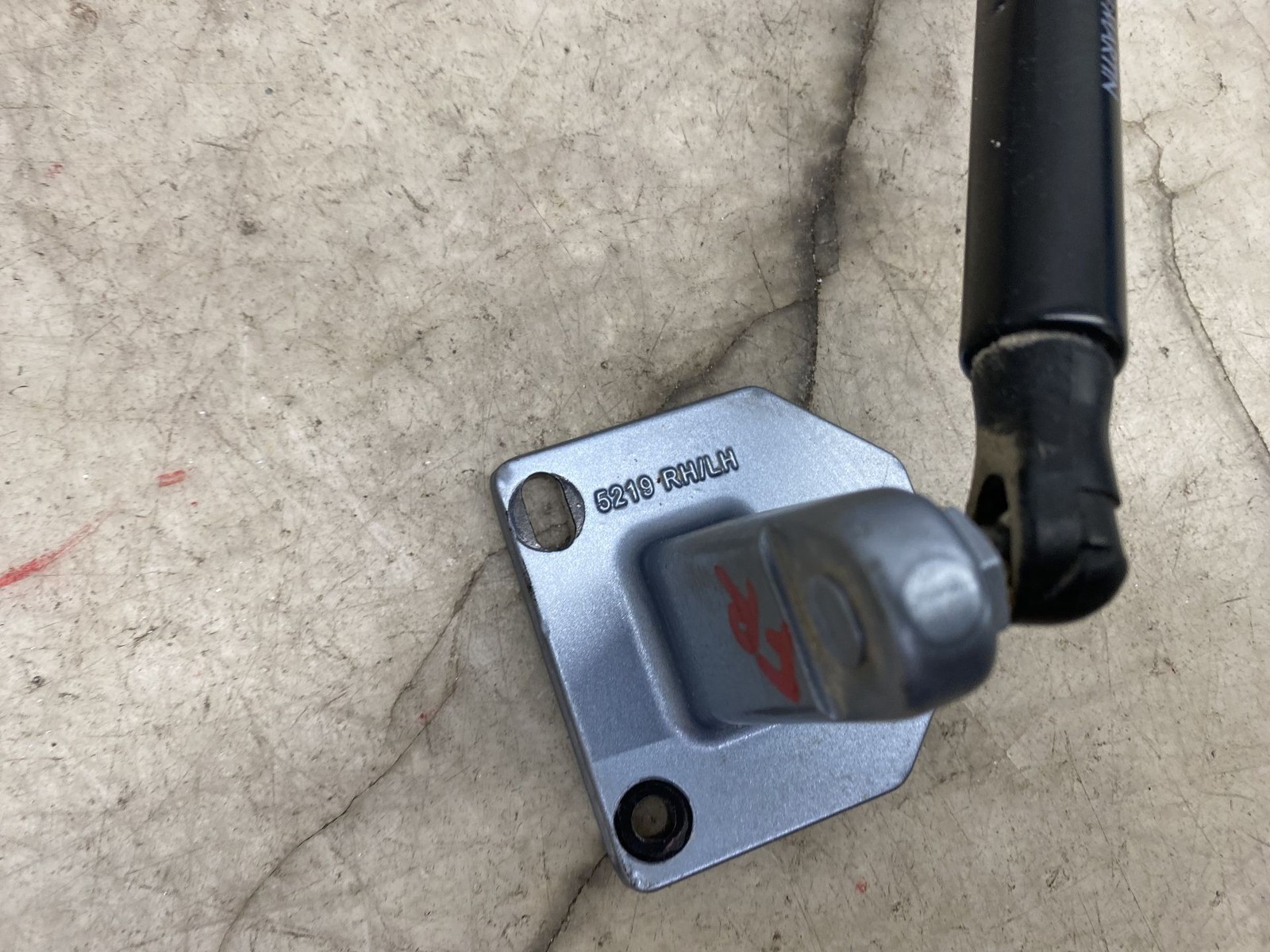 2020-2024 ASTON MARTIN DBX OEM FRONT RIGHT DOOR BRACKET W/ GAS STRUT CYLINDER