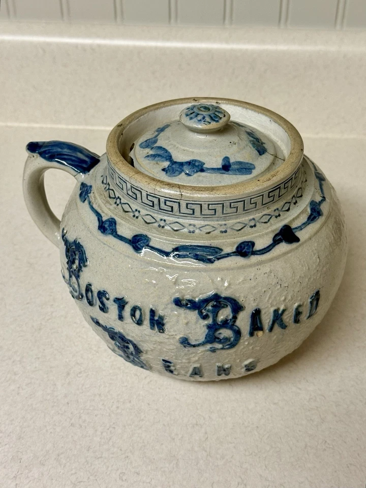 Olla con mango de gres Boston Baked Beans White Utica NY de la década de 1890 con tapa gris azul Foto 2 de 4