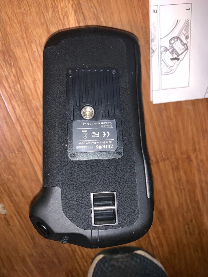 Zeikos ZE-CBG7DII Professional Battery Grip Holder for Canon EOS 7D MARK II - Image 4 of 4