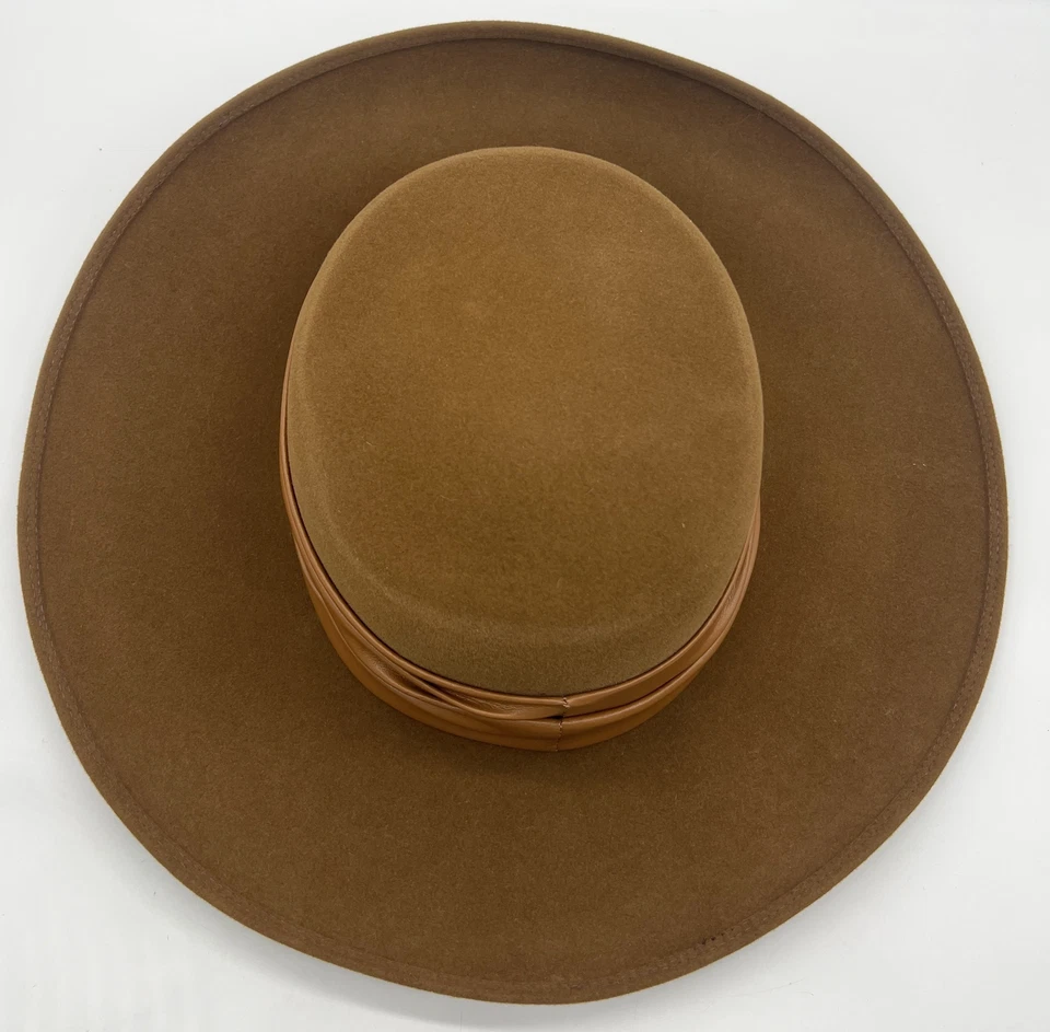 Chapéu Boater Patricia Underwood feltro marrom caramelo com pulseira de couro sintético tonal  - Imagem 3 de 4