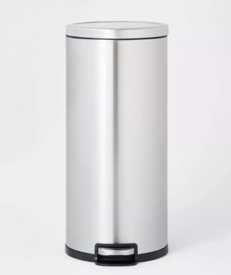30L Round Step Trash Can Pedal-operated lid for easy garbage disposal