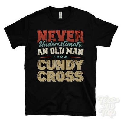 T-SHIRT UNTERSCHÄTZE NIE EINEN ALTEN MANN AUS CUNDY CROSS lustig Weihnachtsgeschenk Ardsley