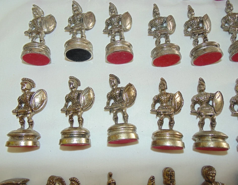 pieces de JEU D'ÉCHECS GREC ET ROMAIN en metal - Photo 2/4