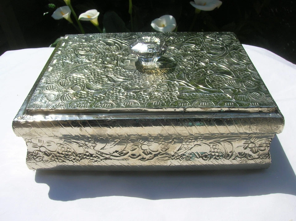 💥DECORATIVE BOX FLORAL METAL PLUMO ANTHROPOLOGIE GRAHAM AND GREEN OLIVER BONAS - Image 2 of 2