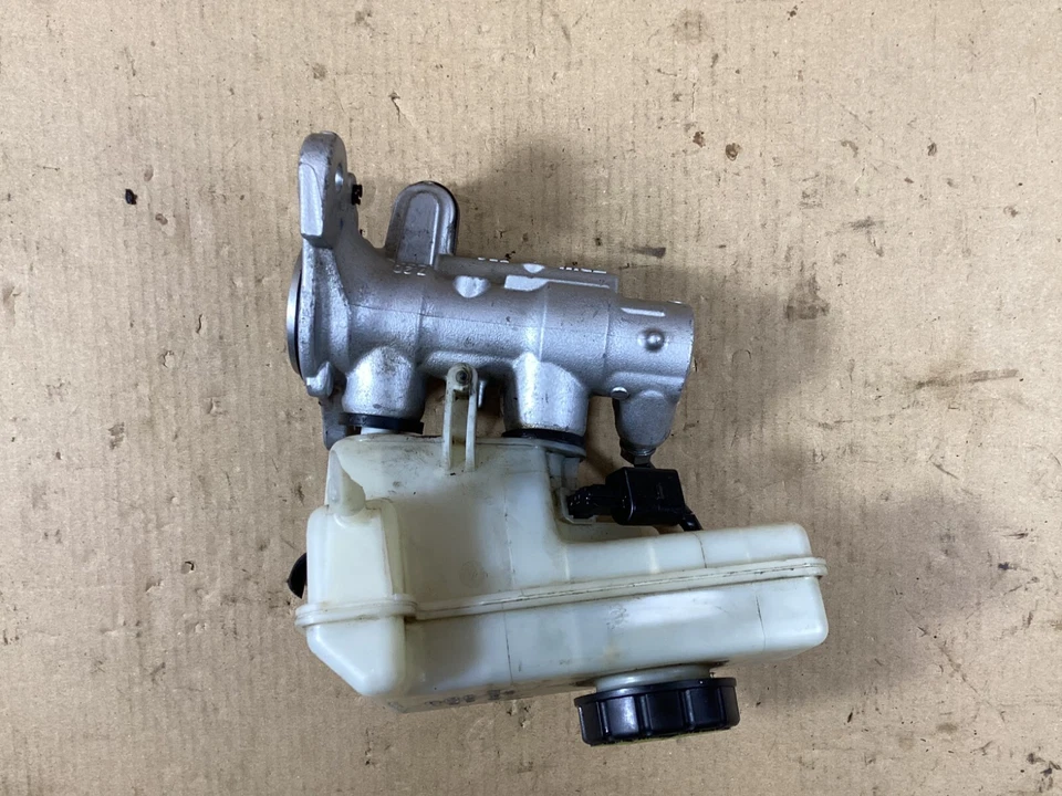 2015-2019 AUDI A3 S3 RS3 Brake Master Cylinder with Resevoir 5Q1611301 OEM . - Image 4 of 4