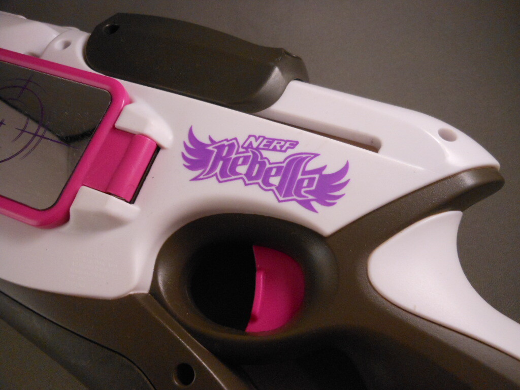 NERF Rebelle コーナーサイト Nerf Rebelle CornerSight Dart Blaster + 8 Message Darts