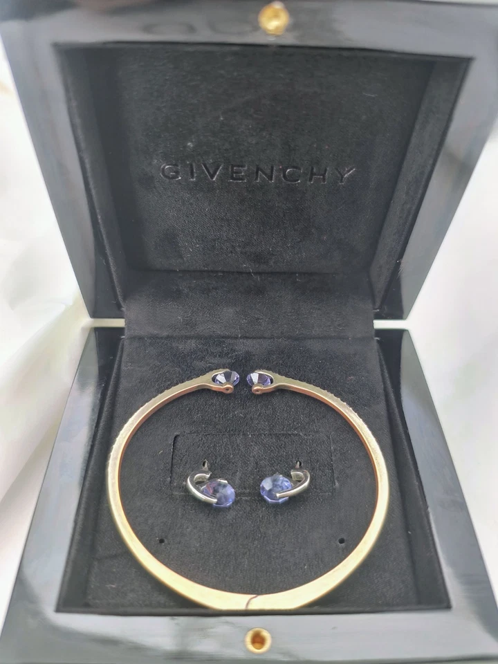 PAQUETE: Pulsera Givenchy, Pendientes a Juego, Aros de Estrás y Bolso de Perfume Foto 3 de 4