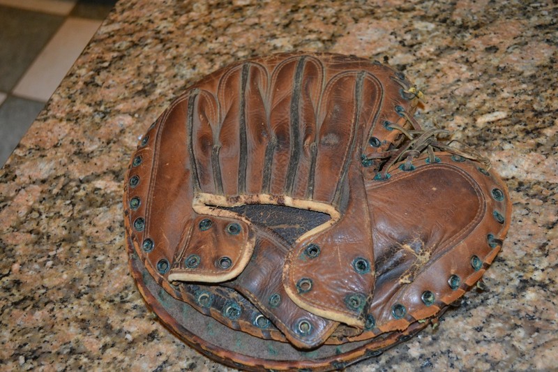 VINTAGE 1940'S SPALDING CATCHERS MITT 231.204 MLB BASEBALL GAME MEMORABILIA