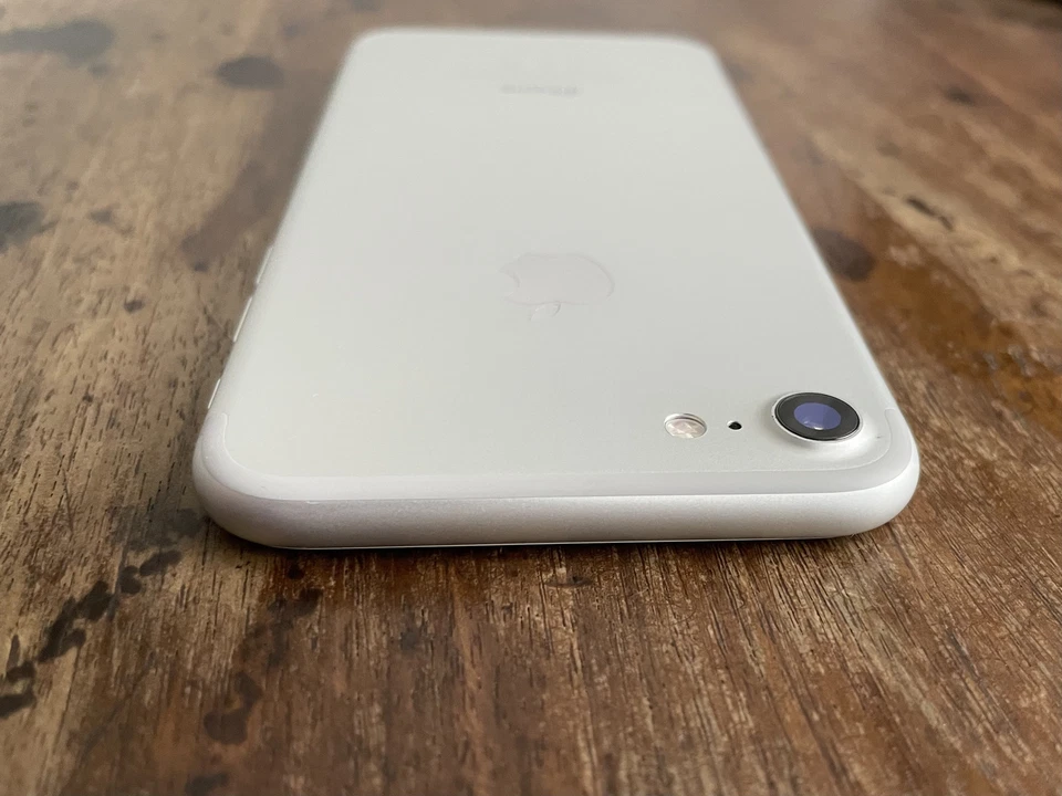 Apple iPhone 7 - 32GB - Argento (Sbloccato) - Immagine 4 di 4