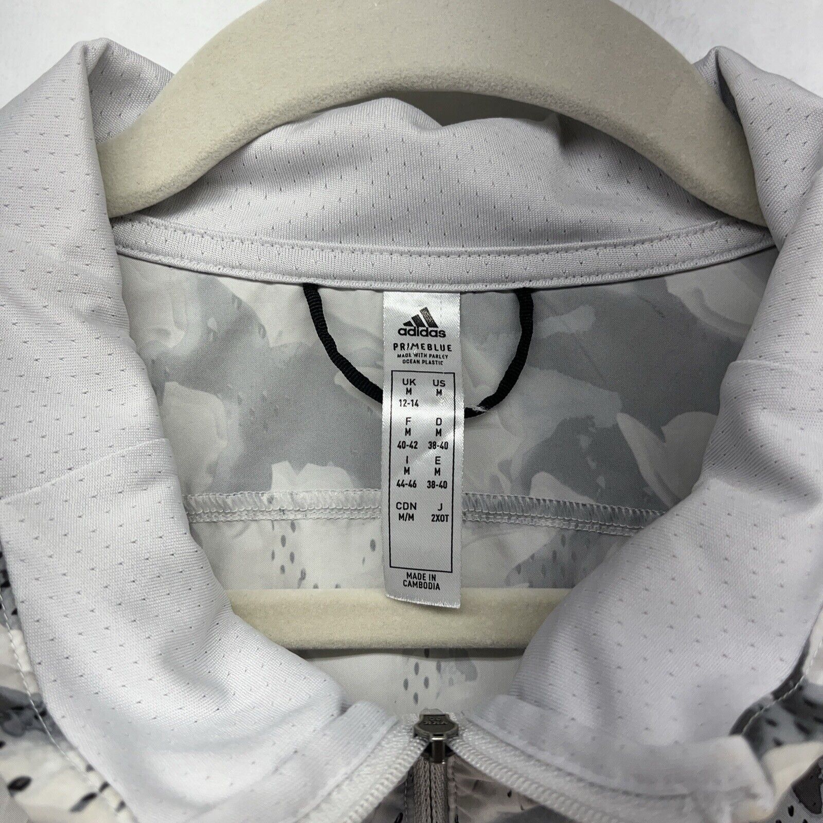 Adidas Fast Graphic Primeblue Running Jacket Women’s Sz Medium Off White Camo image 2