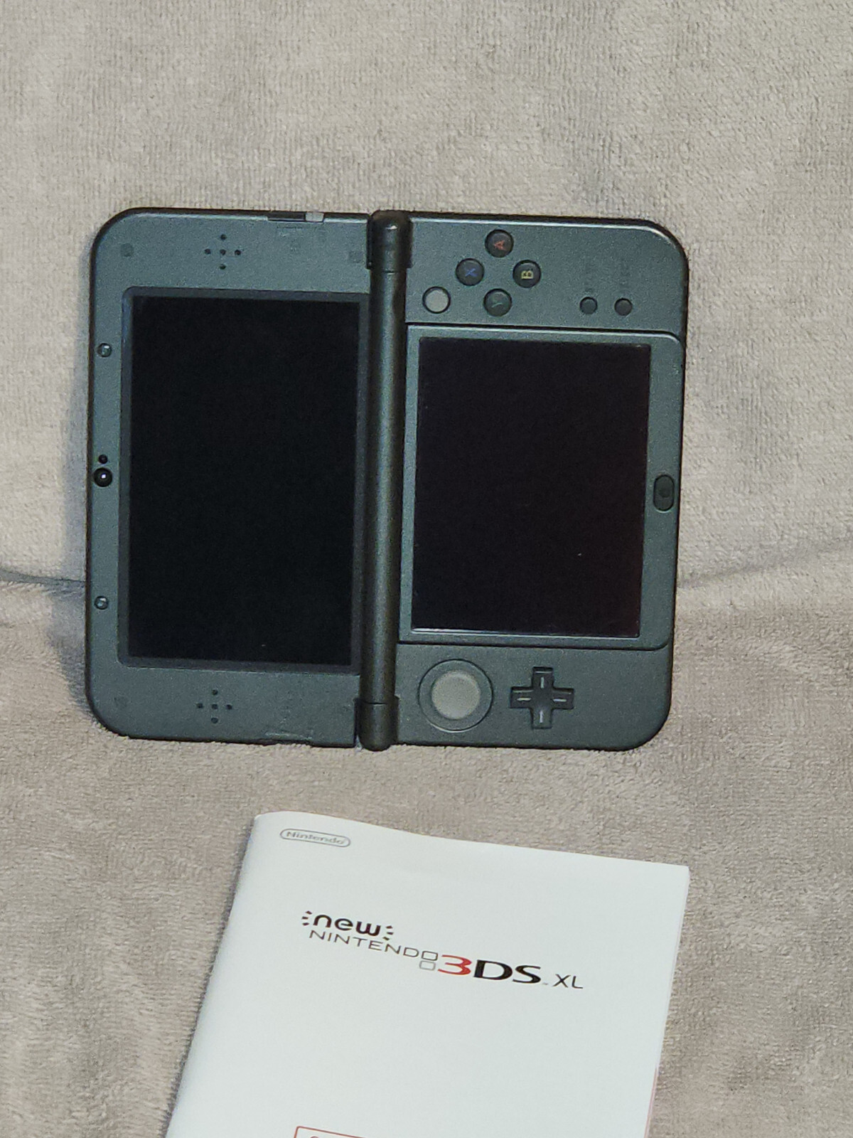 *New* Nintendo 3DS XL (used) in Box Works Great! Minor Screen issue