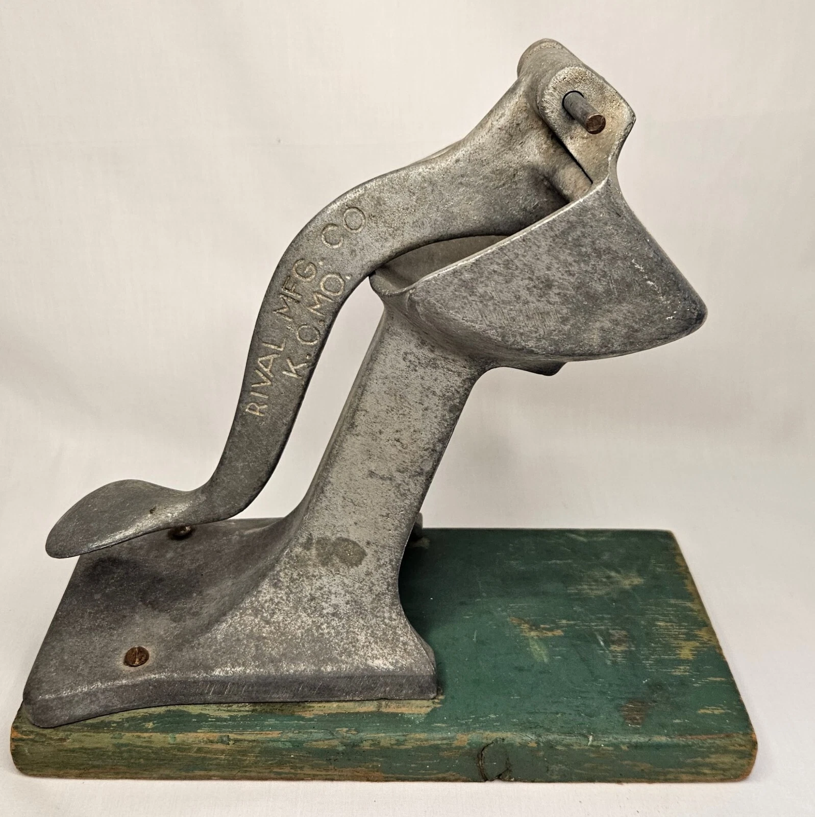 Rival Cast Aluminum Manual Citrus Press Juicer Mounted on Wood Base KC MO