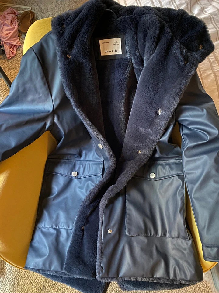 Abrigo ZARA USADO EN EXCELENTE ESTADO Niñas Niños Piel Azul Marino 10 M Capucha Invierno Impermeable Chaqueta para Nieve Foto 3 de 4