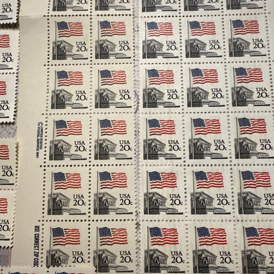 Vintage 1981 unused US postage stamps the flag over the Supreme Court - Image 2 of 4