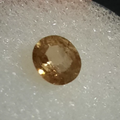 Zafiro de cambio de color champán natural ovalado de 1 quilate de Tanzania Foto 2 de 4