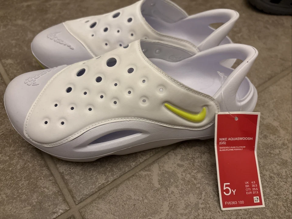 Sandalias Nike Aqua Swoosh blancas/platino puro Volt niños grandes talla 5y FV6363-100 Foto 2 de 4