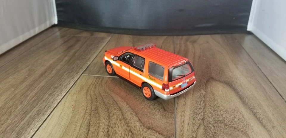 2005 FORD EXPEDITION BOSTON FIRE DEPARTMENT - 1/43 GEARBOX - Image 3 of 4