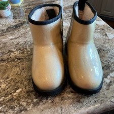 UGG Australia Big Kids Girl Classic Clear Mini II Boot, NATURAL, Size 3