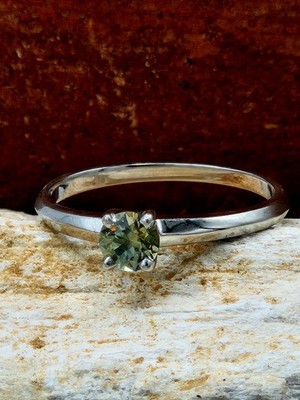 14 Karat Weißgold Parti Saphir Solitär Ring Größe 7 grün gelb blau