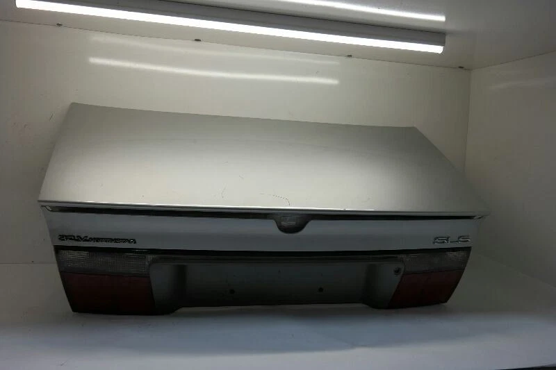 98 99 00 01 02 03 04 SEVILLE TRUNK HATCH TAILGATE W EMBLEM ON UPPER LAMP Foto 3 de 4